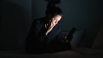 الهواتف الذكية قد تؤثر على النوم ولكن ليس بسبب الضوء الأزرق