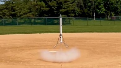 يتعلم عشاق الصواريخ النموذجية كيفية القيام بعمليات الهبوط العمودي