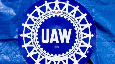 UAW ترفع اتهامات عمالية فيدرالية ضد دونالد ترامب وإيلون ماسك، بدعوى أنهما حاولا “تهديد وترهيب العمال”