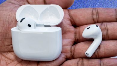 قام هؤلاء الرجال باختراق سماعات AirPods لإعطاء أجهزة السمع لجداتهم