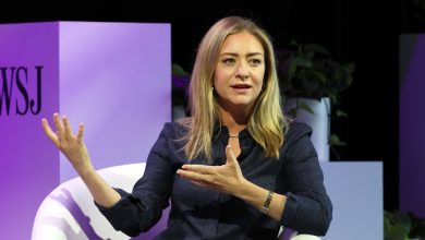 تعود مؤسسة Bumble، ويتني وولف هيرد، إلى منصب الرئيس التنفيذي وسط تراجع تطبيقات المواعدة