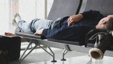 كيفية النوم في المطار (2025): نصيحة العتاد والخبراء