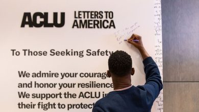 تقوم ACLU بمقاضاة الحكومة للوصول إلى سجلات دوج